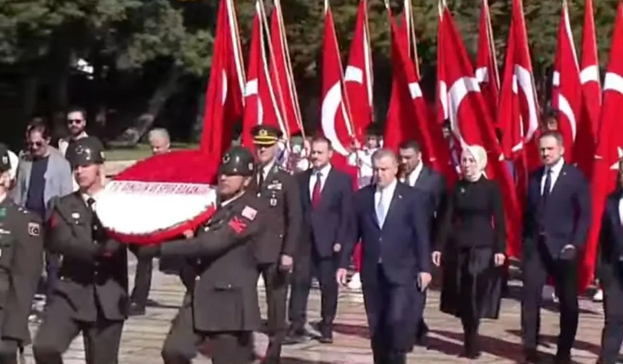 Bakan Bak beraberindeki heyetle Anıtkabir'i ziyaret etti