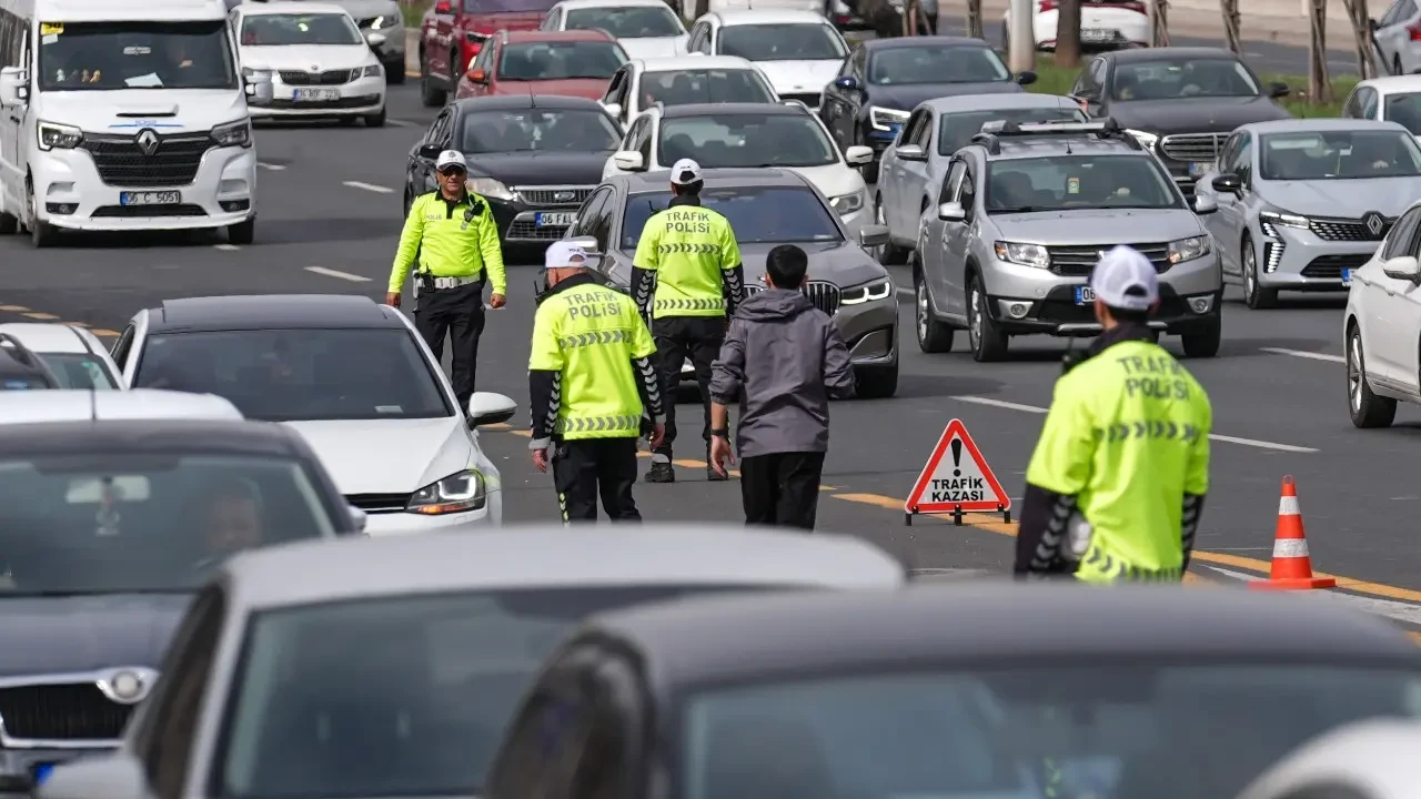 Yeni yasa tasarısında trafiği engelleyen sürücülere 180 bin TL ceza yazılacak