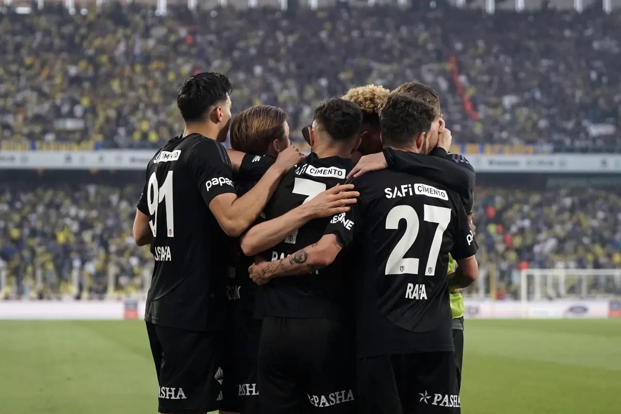 Beşiktaş, Kadıköy'de Fenerbahçe'yi 1-0 yenerek maç sonrası mesajla iddialı duruşunu sergiledi