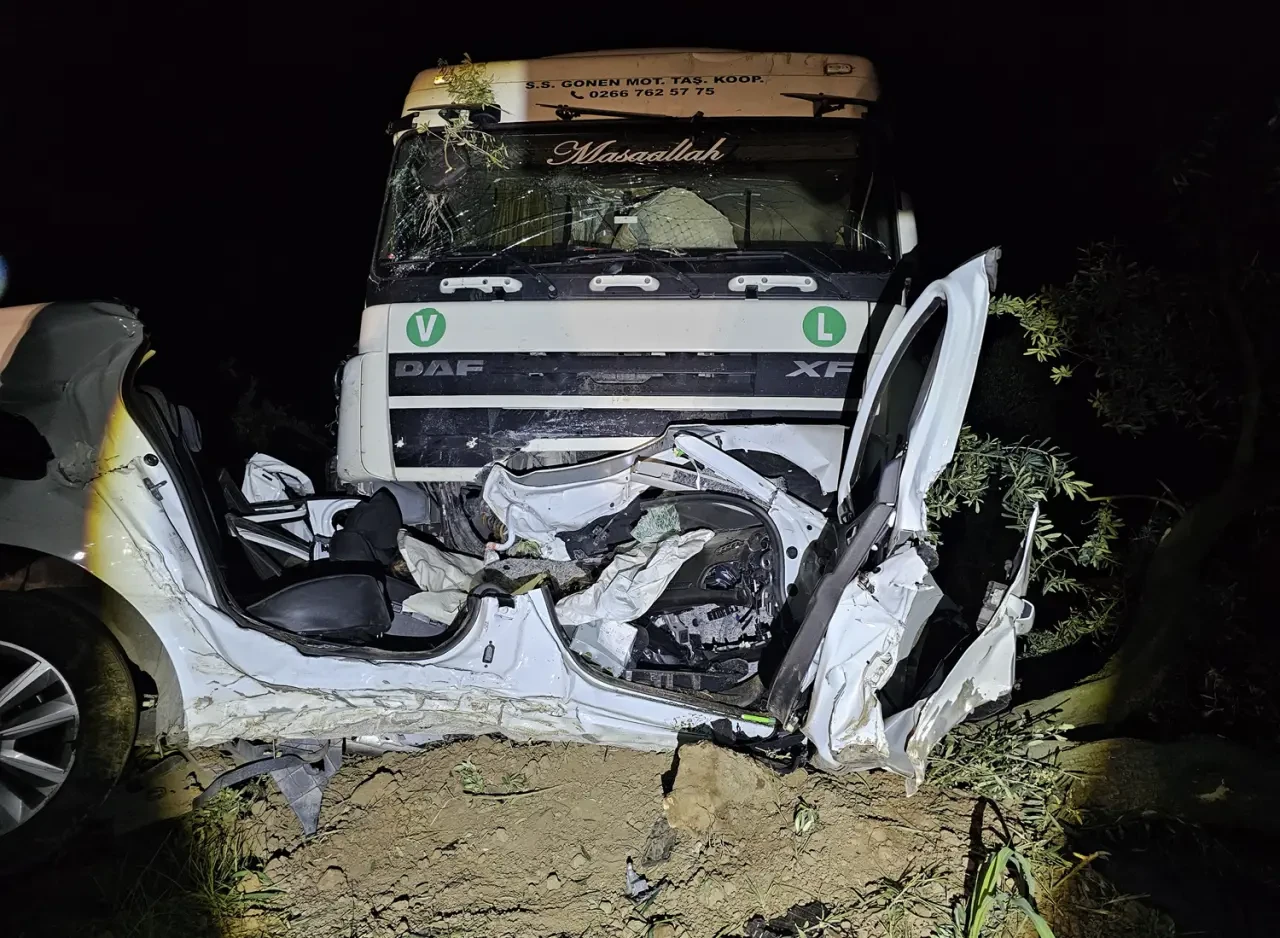 Tır ve otomobilin çarpıştığı kazada sürücü hayatını kaybetti, diğer sürücü yaralı!
