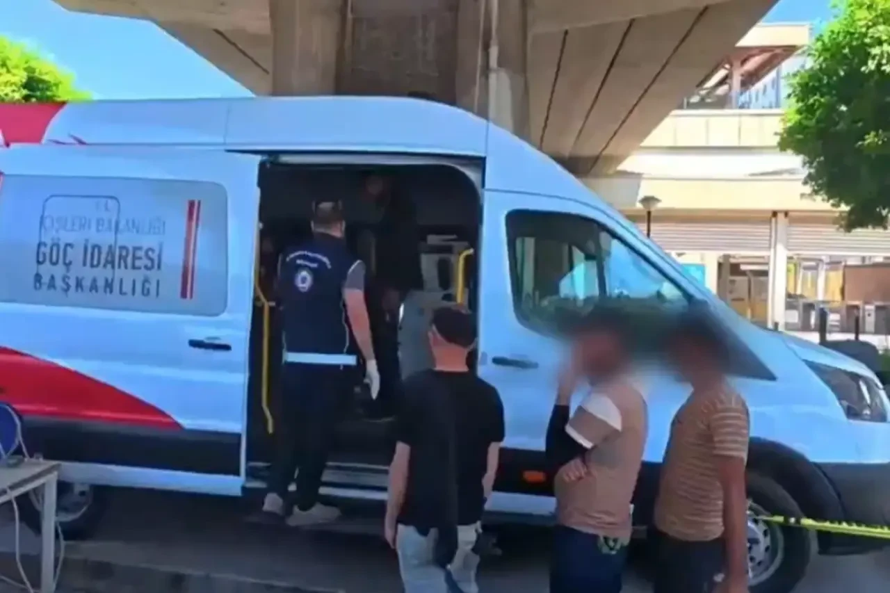 Türkiye'de Göçmen Kontrolleri: Düzensiz Göç Oranı Yüzde 74,5'ten 1,8'e Düştü