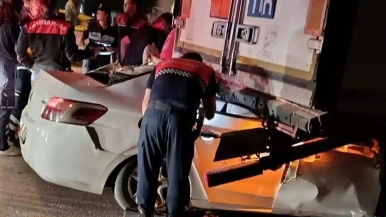 Mersin'de otomobil TIR'a çarptı, iki kişi hayatını kaybetti