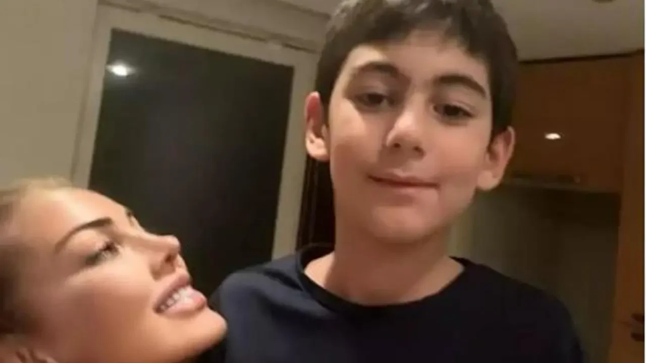 Petek Dinçöz'ün oğlu kocaman oldu! Annesinin boyuna yaklaştı