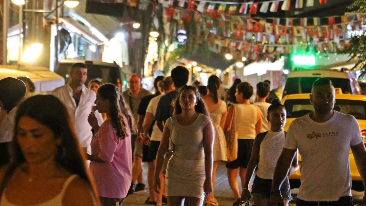 Kaleiçi: Gündüz Sakin, Gece Binlerce Turistle Dolu