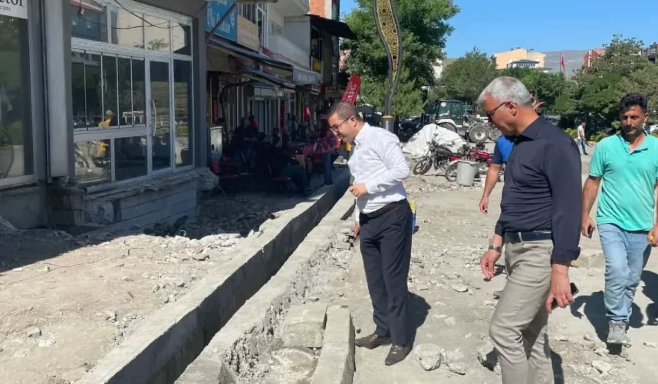Kağızman’da Meydan Düzenleme Çalışmaları Tüm Hızıyla Sürüyor