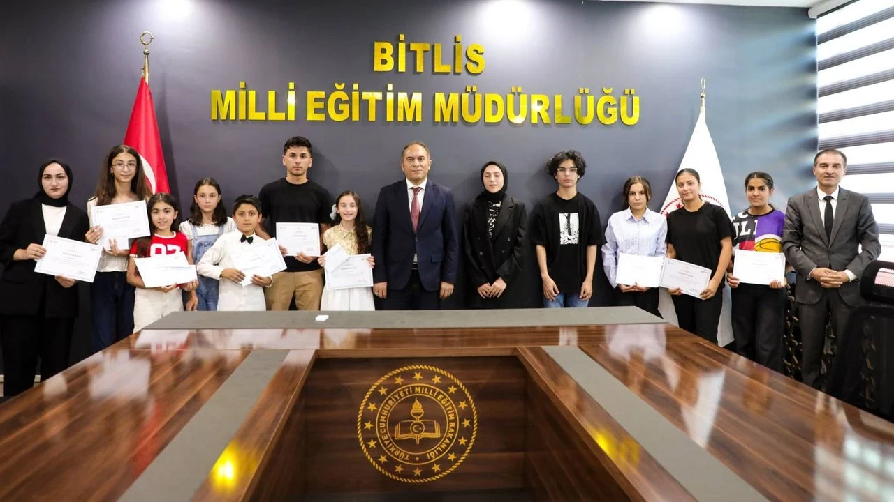 Bitlis'te "Dilimizin Zenginlikleri Projesi" ödül töreni gerçekleştirildi, başarılar kutlandı