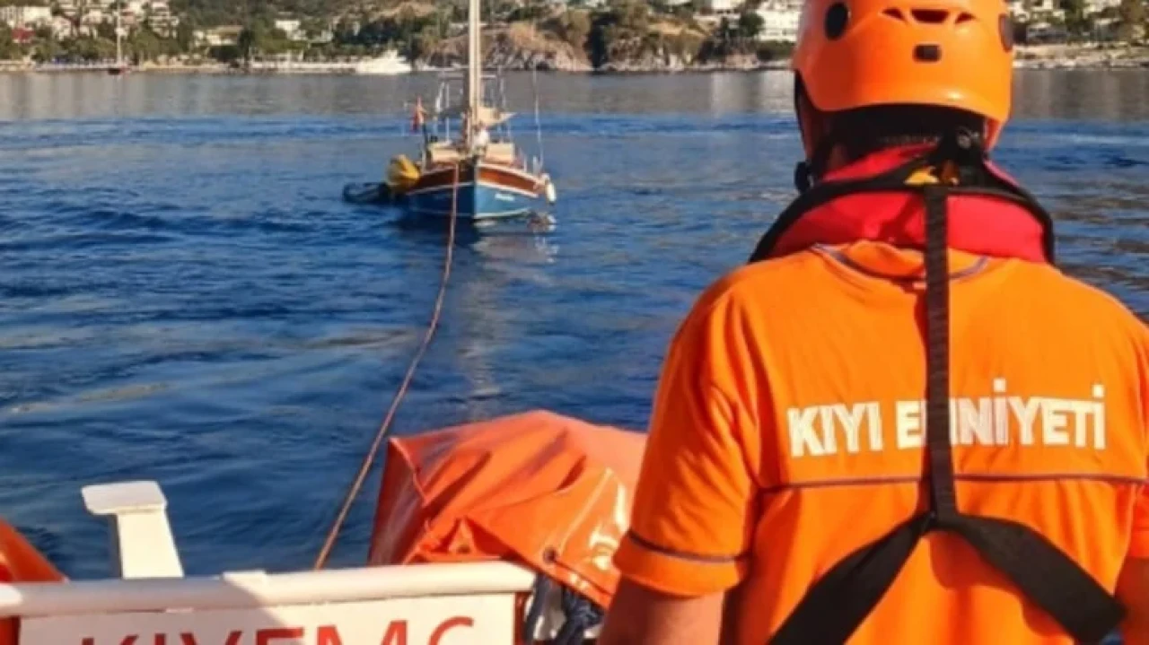 Bodrum'da makine arızası yaşayan teknedeki 2 kişi kurtarıldı