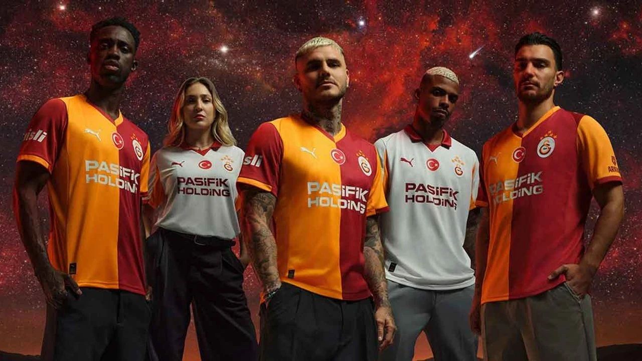 Galatasaray, 2025/26 sezonu formalarıyla 5 yıldız kutlaması yaparak yeni sezona merhaba dedi.