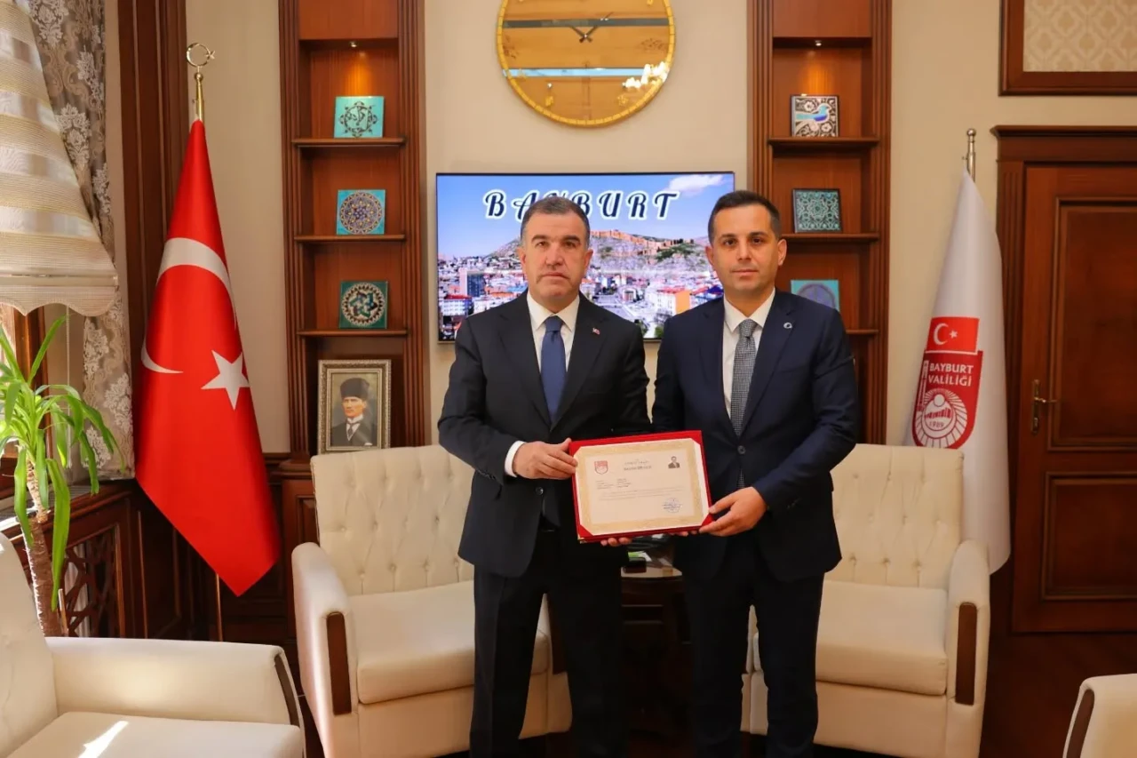 Bayburt Valisi Eldivan, Yasin Şahin'e Bingöl Valiliği için başarılar diledi