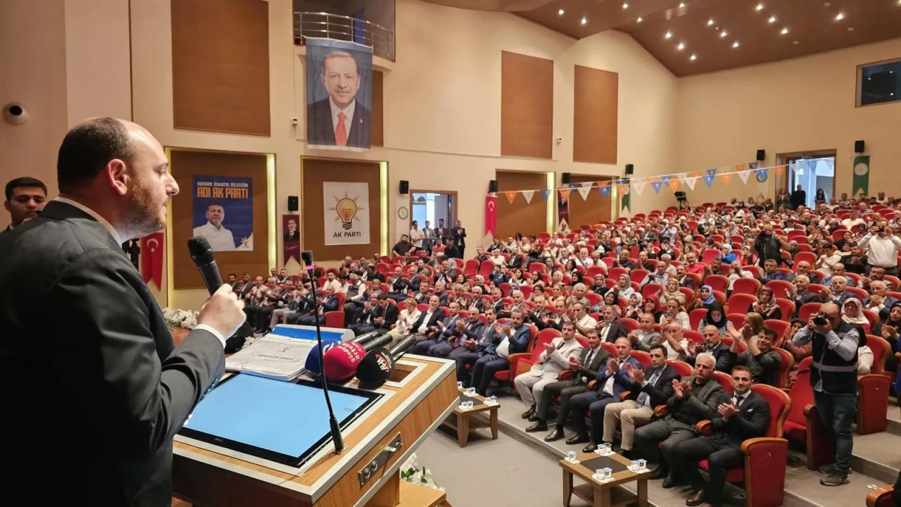 Artvin'de "Bu Senin Hikayen" programı, AK Parti'nin eğitim ve motivasyonunu artırmayı hedefliyor