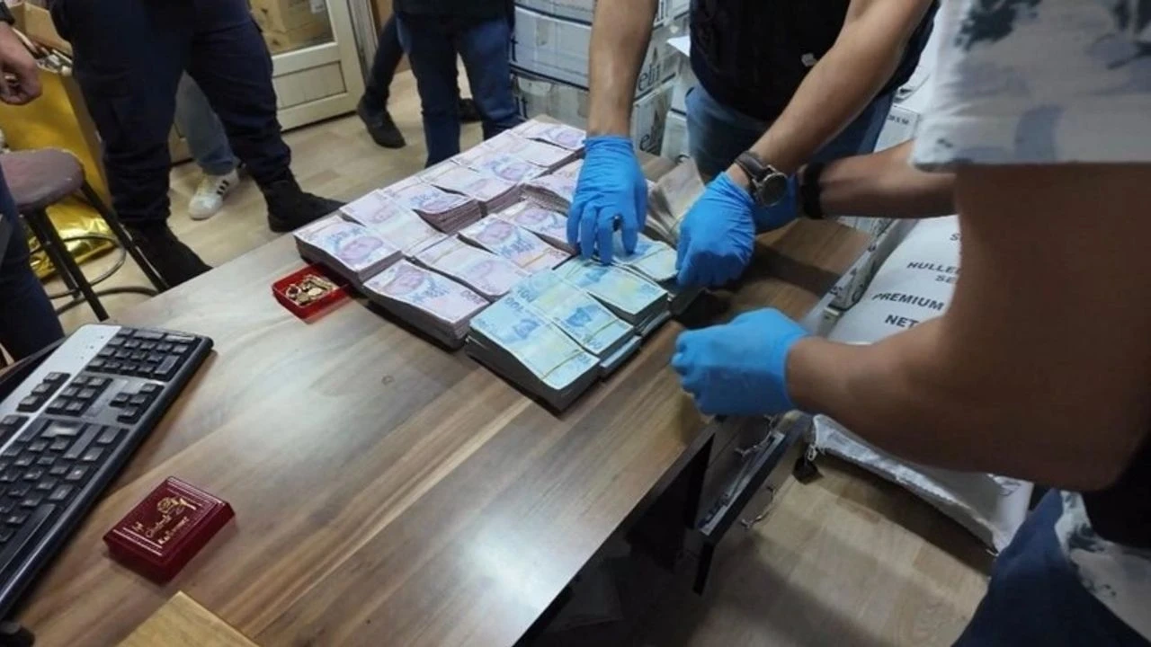 Osmaniye'de kaçak sigara operasyonu! 8 şüpheli adliyeye sevk edildi, 70 milyon TL'lik mal varlığı ele geçirildi.