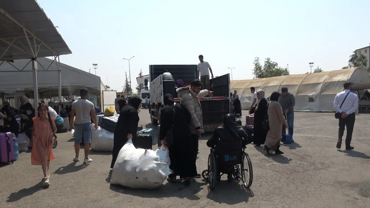 Suriyeli sığınmacılar Türkiye'ye veda ederken, kalıcı dönüşler hız kazandı