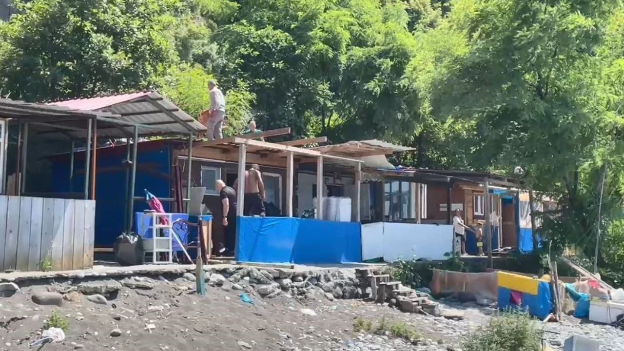 Hopa'da kaçak barakaların yıkımına başlandı, vatandaşlar yıkımı kendi elleriyle gerçekleştirdi.