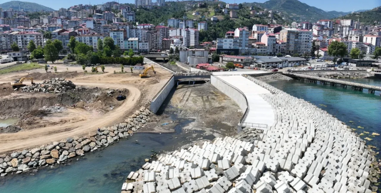 DSİ 22. Bölge Müdürlüğü Trabzon, Akçaabat’ta Dere Islah Çalışmalarını Sürdürüyor