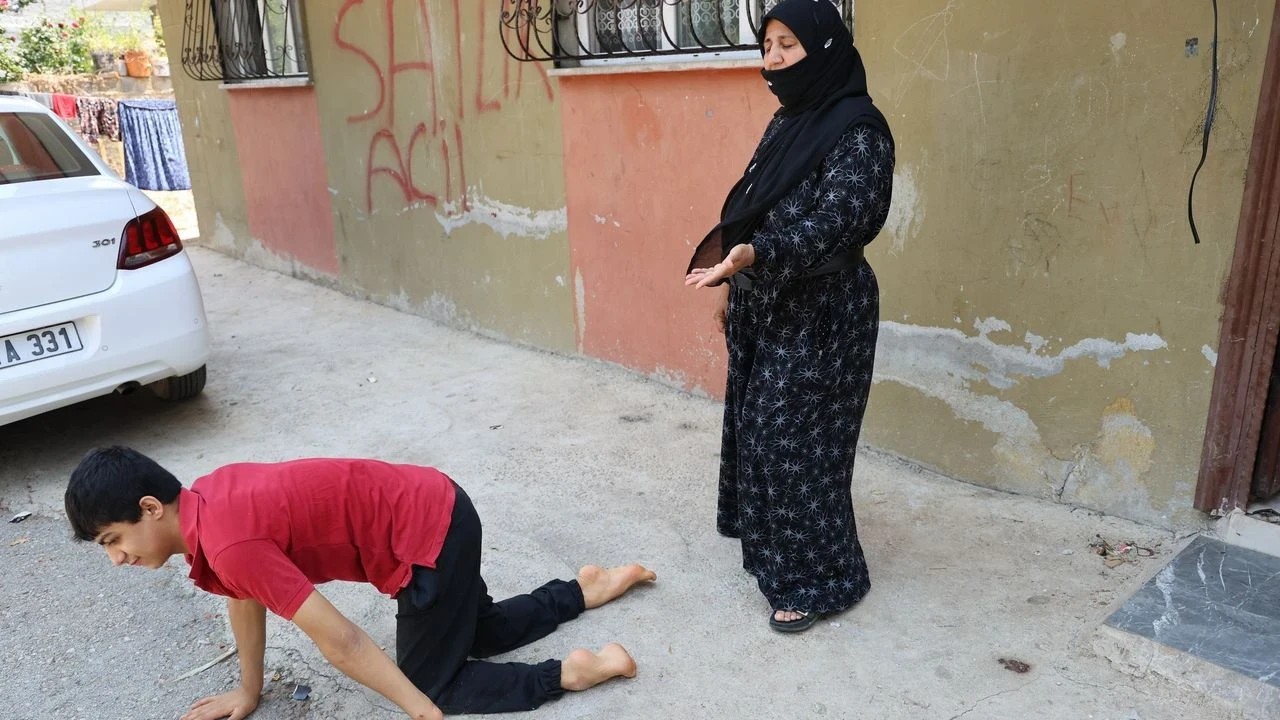 Engelli Enes'in Tekerlekli Sandalyesi Çalındı, Sokaklarda Emekliyor