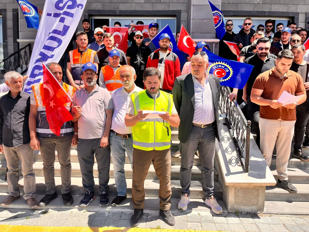 Kars'ta işçiler, kabul edilemez tekliflere karşı toplandı: "Geçinemiyoruz, haklarımızı istiyoruz!"