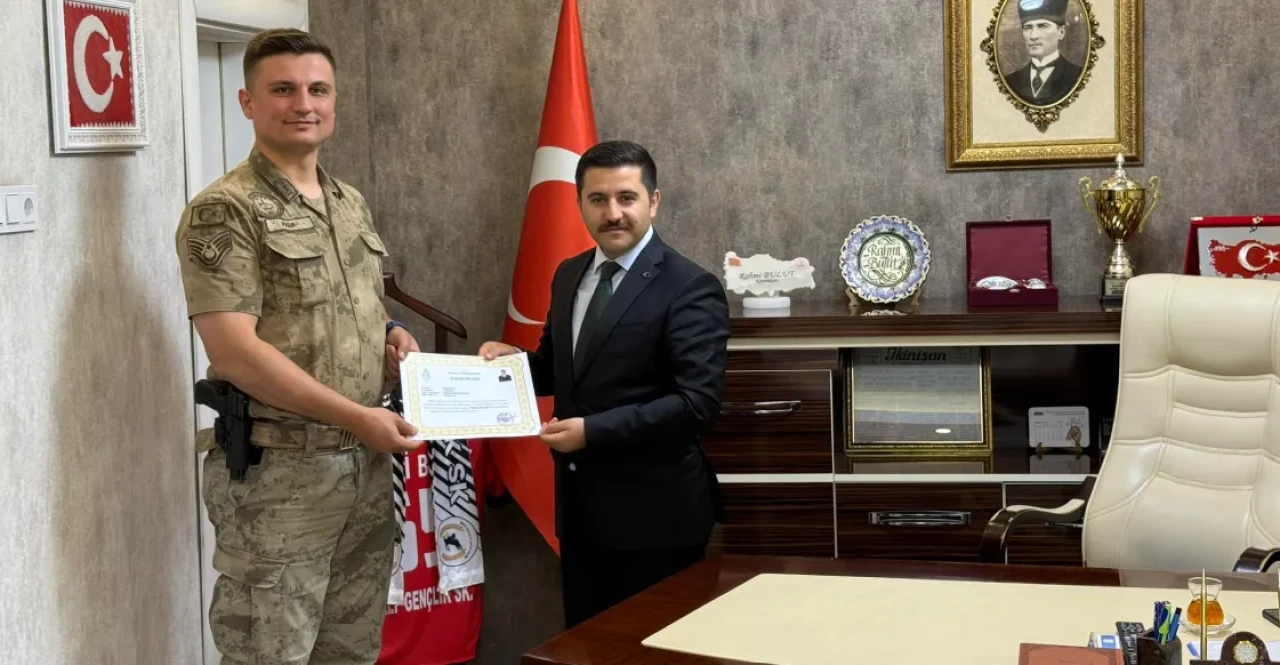 Özalp İlçe Jandarma Komutanı Emre Pugur’a Başarı Belgesi Takdim Edildi