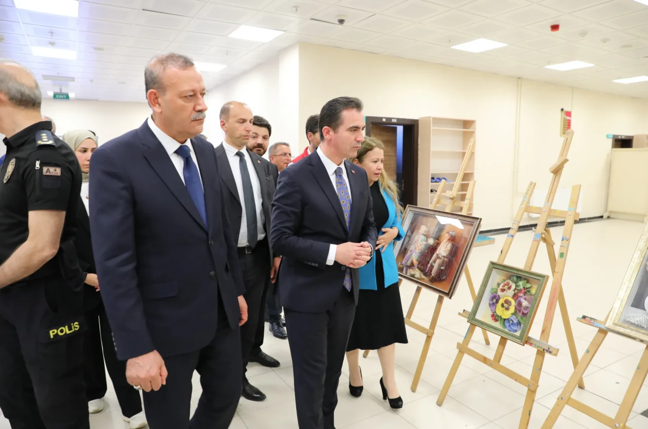 Bitlis Eren Üniversitesi'nde sanattan engellilere destek: "Gülümsemem Olur Musun" sergisi açıldı