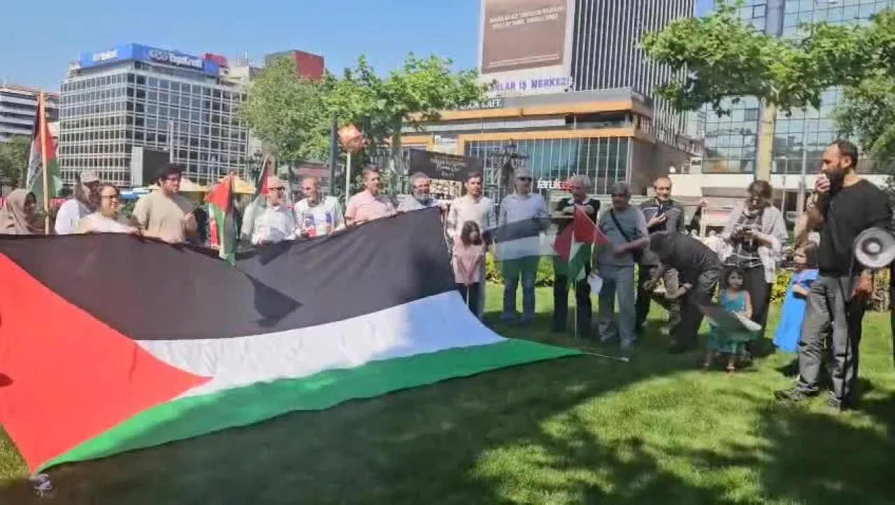 Madleen gemisine yapılan baskın, Güvenpark'ta protesto edildi; halk özgürlük için birlik çağrısı yaptı.