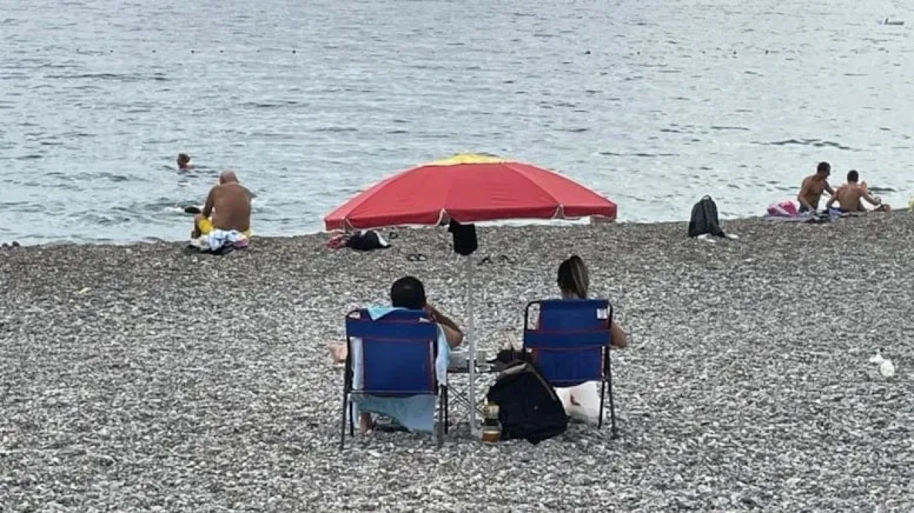 Antalya'da bunaltıcı sıcaklar sahilleri doldurdu, deniz 29 dereceye ulaştı