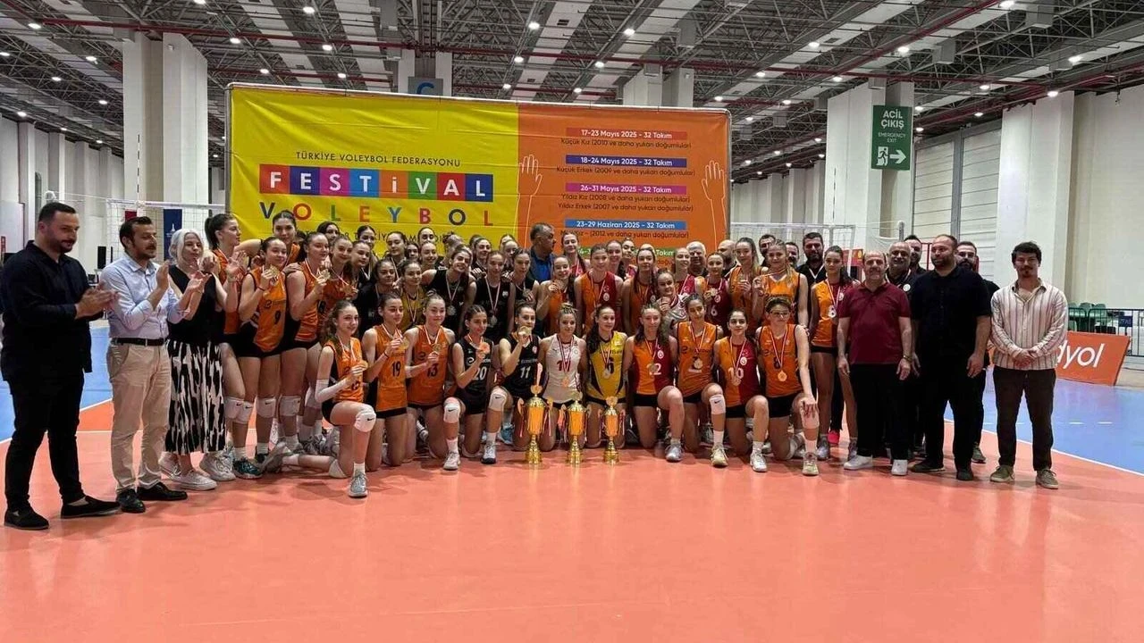 İzmir'de Voleybol Altyapılar Türkiye Şampiyonası heyecanı sürüyor