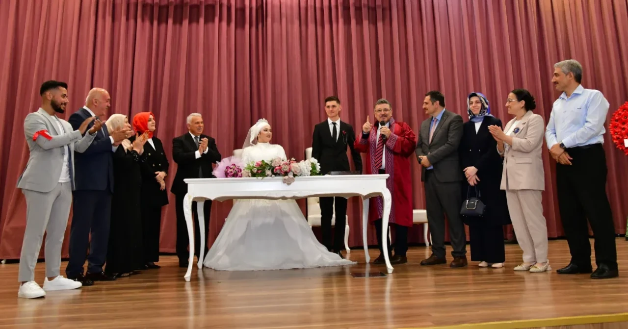 Trabzon Valisi Aziz Yıldırım, Koruyucu Aile Çiftinin Nikah Törenine Katıldı