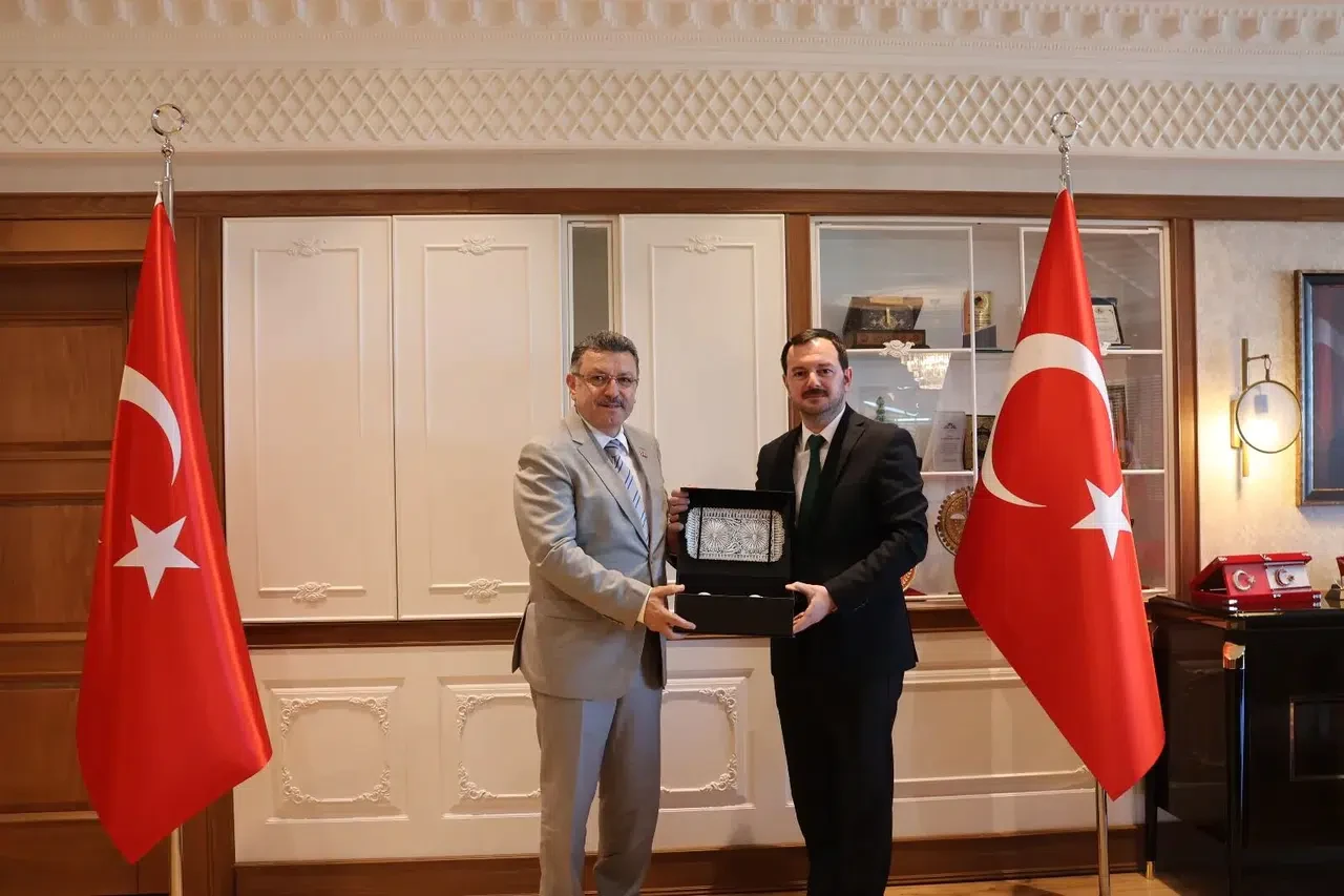 Trabzon'da OSB yönetiminden Başkan Genç'e teşekkür ziyareti ve plaket sunumu gerçekleşti