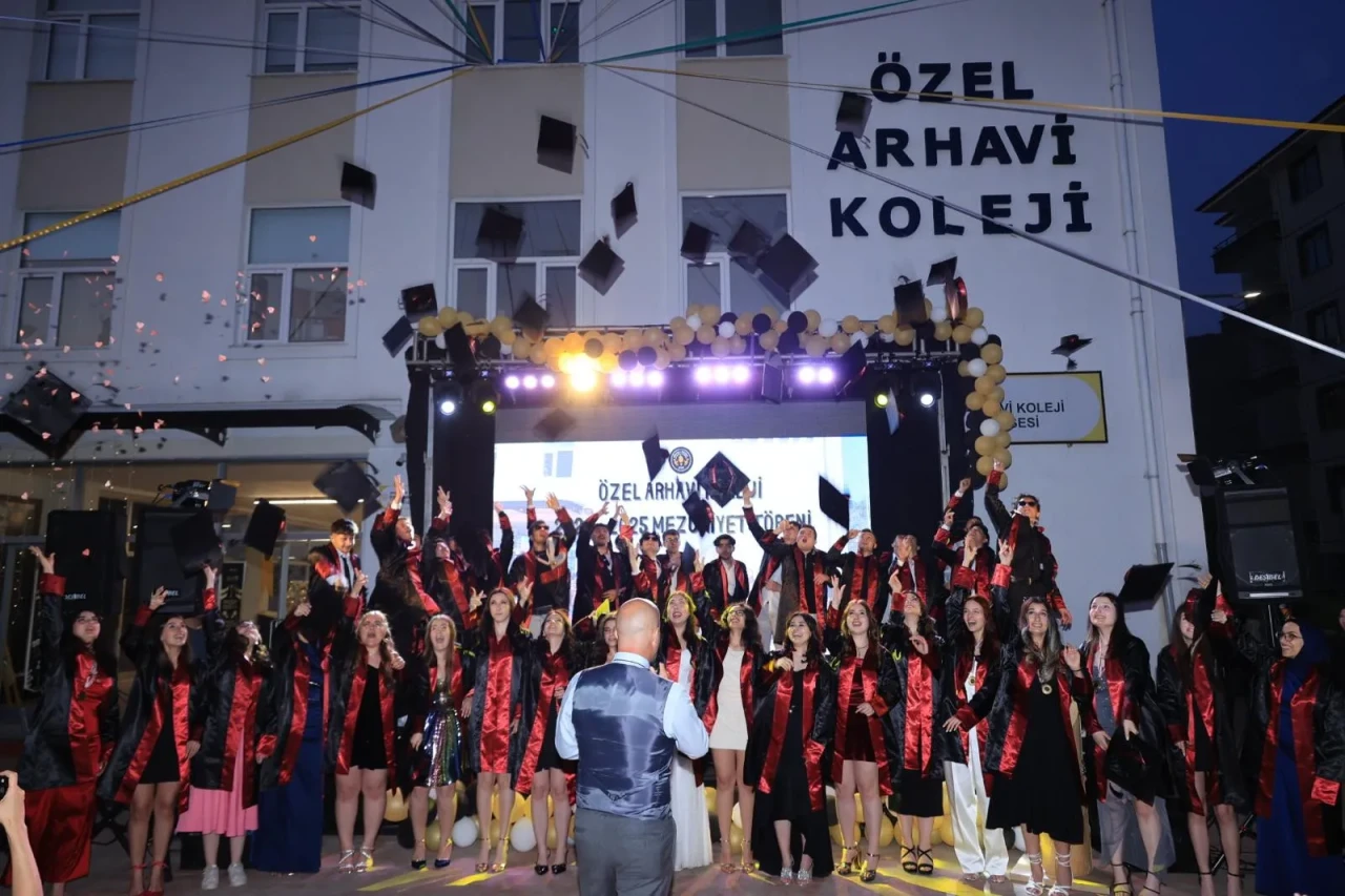 Arhavi Koleji mezuniyet töreni coşkuyla kutlandı, öğrenciler geleceğe umutla ilerliyor.