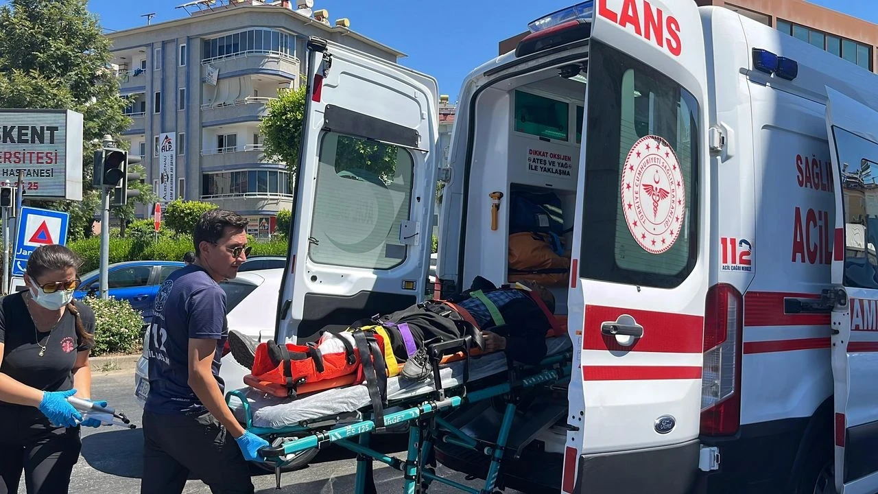 Alanya'da Motosiklet-Otomobil Çarpıştı: 1 Yaralı, Polis Soruşturma Başlattı