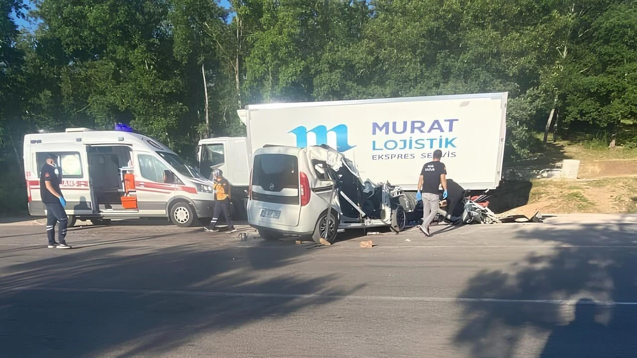 Niksar'da kamyona çarpan hafif ticari araçta 2 kadın hayatını kaybetti, 3 kişi yaralandı