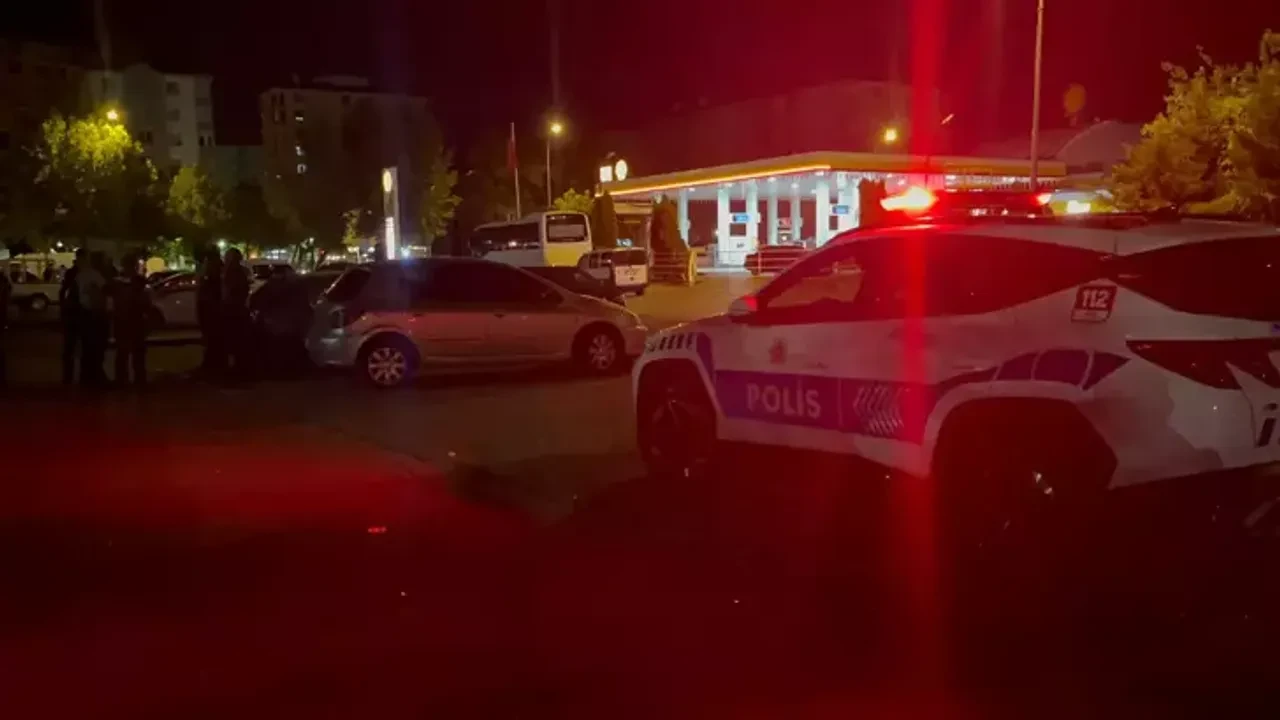 Kayseri'de parkta bıçaklı kavga: 17 yaşındaki genç ağır yaralı, 16 yaşındaki saldırgan gözaltında