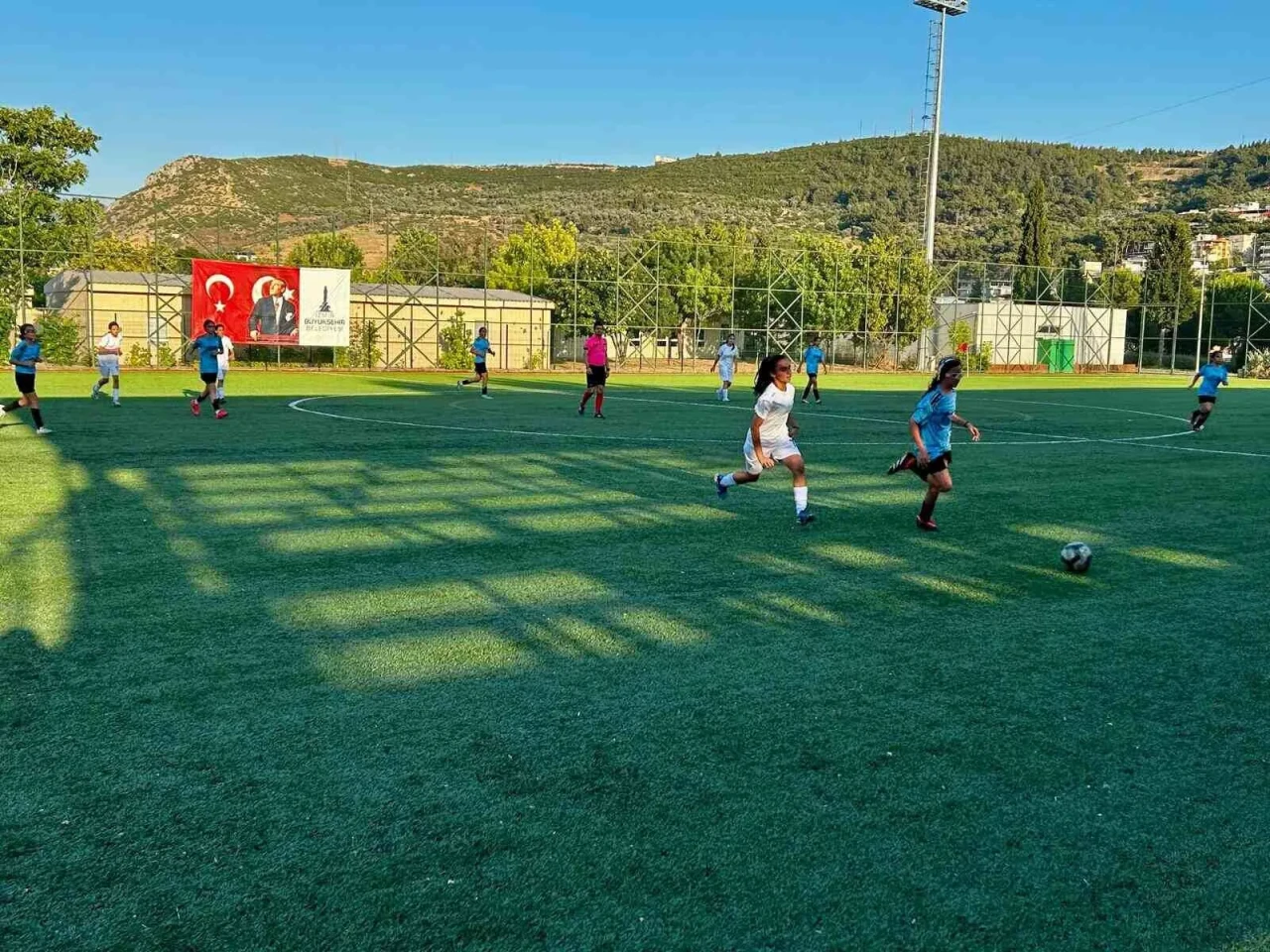 İzmir'de Futbol Liglerinin Şampiyonları Belli Oldu: Kızlarda Konak, Erkeklerde Altınordu Zafere Ulaştı