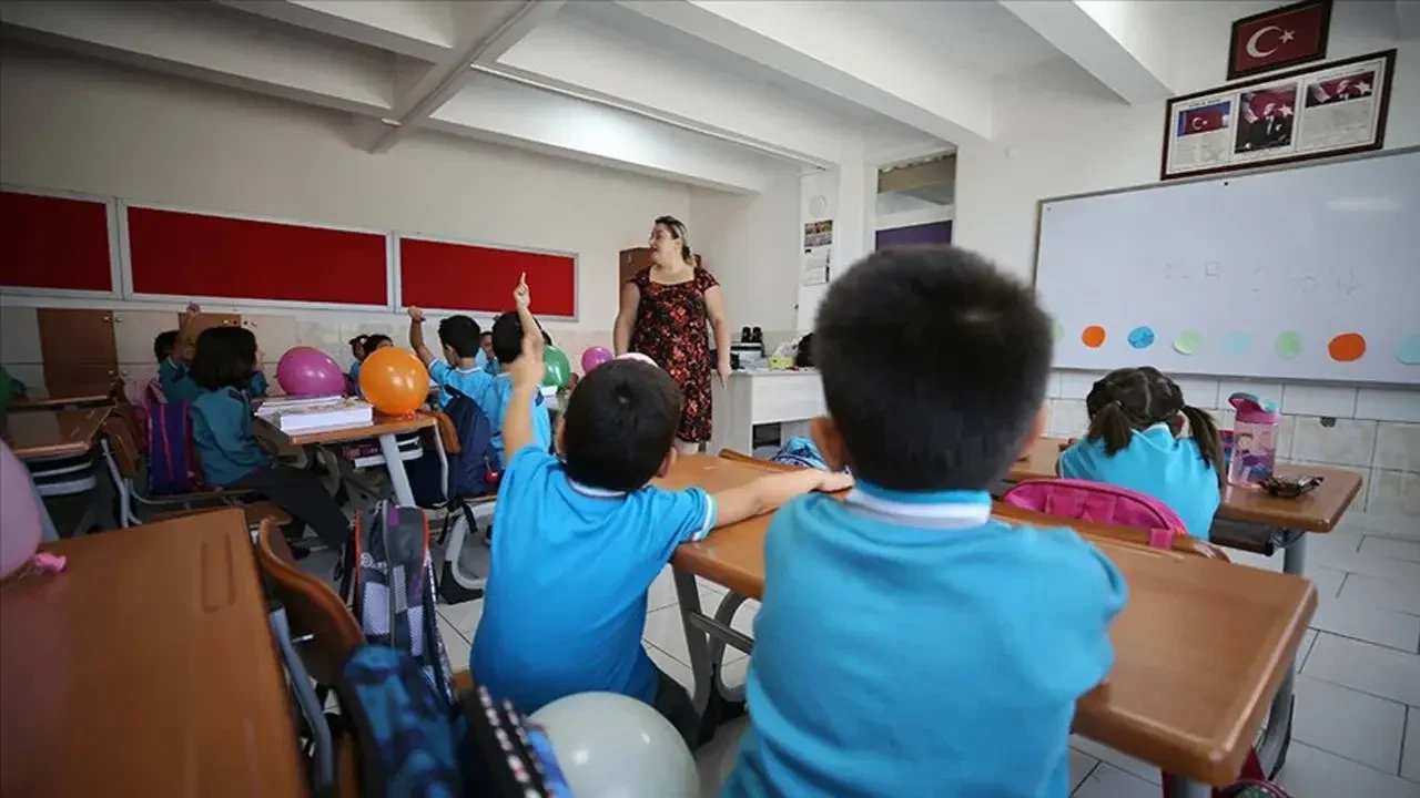 2025-2026 eğitim yılı takvimi belli oldu! Okullar 8 Eylül'de açılacak, yaz tatili 2,5 ay sürecek.