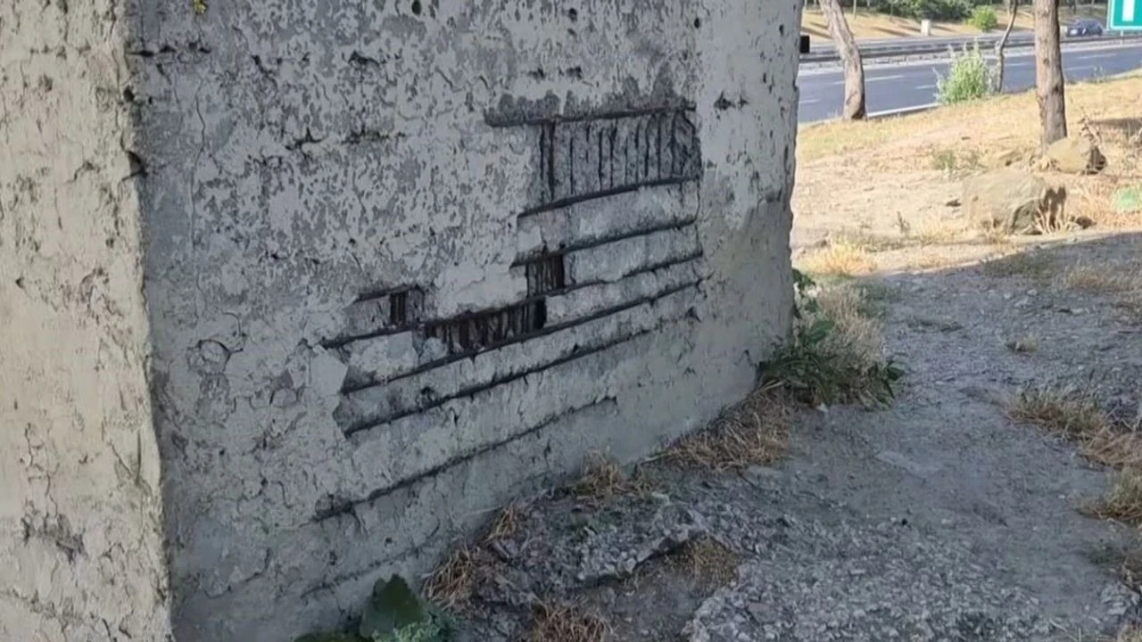 Tahtakale Mahallesi'ndeki köprüde tehlike! Beton döküntüleri ve tedirgin halk yetkilileri bekliyor.