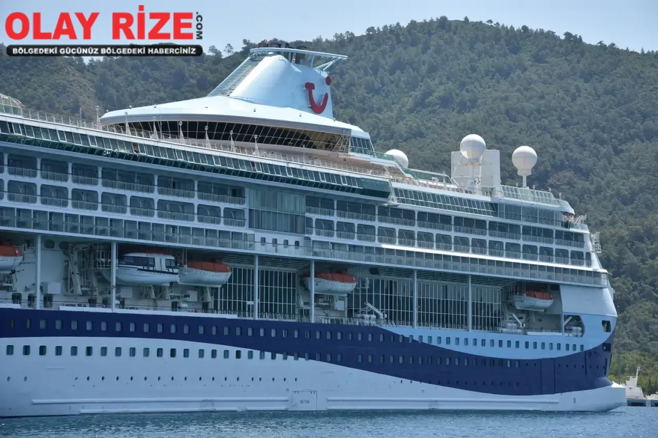 Marmaris Limanı'nda 1797 yolcu ve 746 personel taşıyan gemi konuk oldu