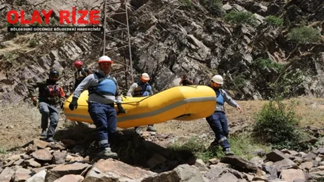 Hakkari'de rafting botlarıyla elektrik arızası giderildi, bölgede enerji yeniden sağlandı