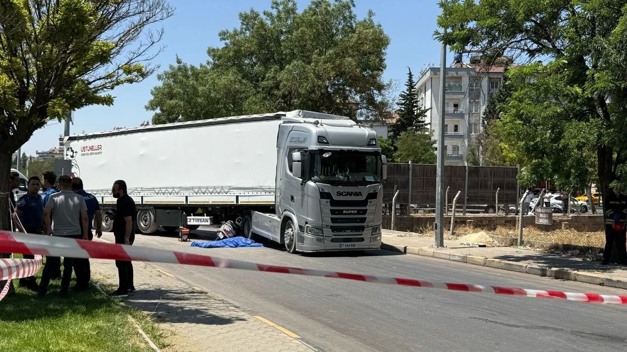 Gaziantep'te Feci Kaza: Motosiklet Tırın Altında Kalarak İki Kişi Hayatını Kaybetti