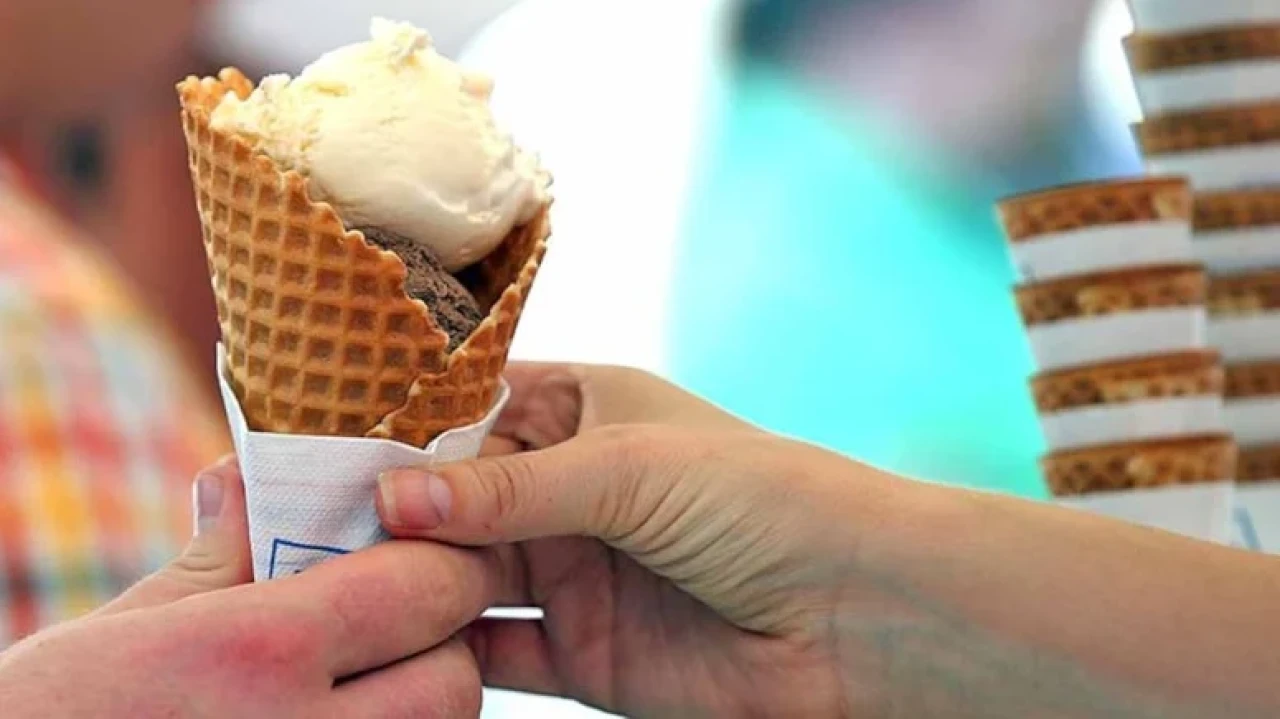 Dondurma, dengeli diyetin parçası! Uzmanlar porsiyon kontrolü ve etiket okumanın önemini vurguluyor.