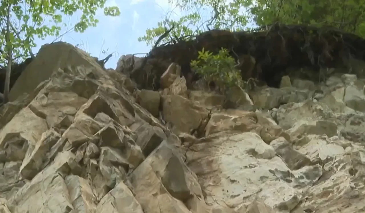 Ölüm yolu gibi! Dev kayalar vatandaşı tehlikeye atıyor...