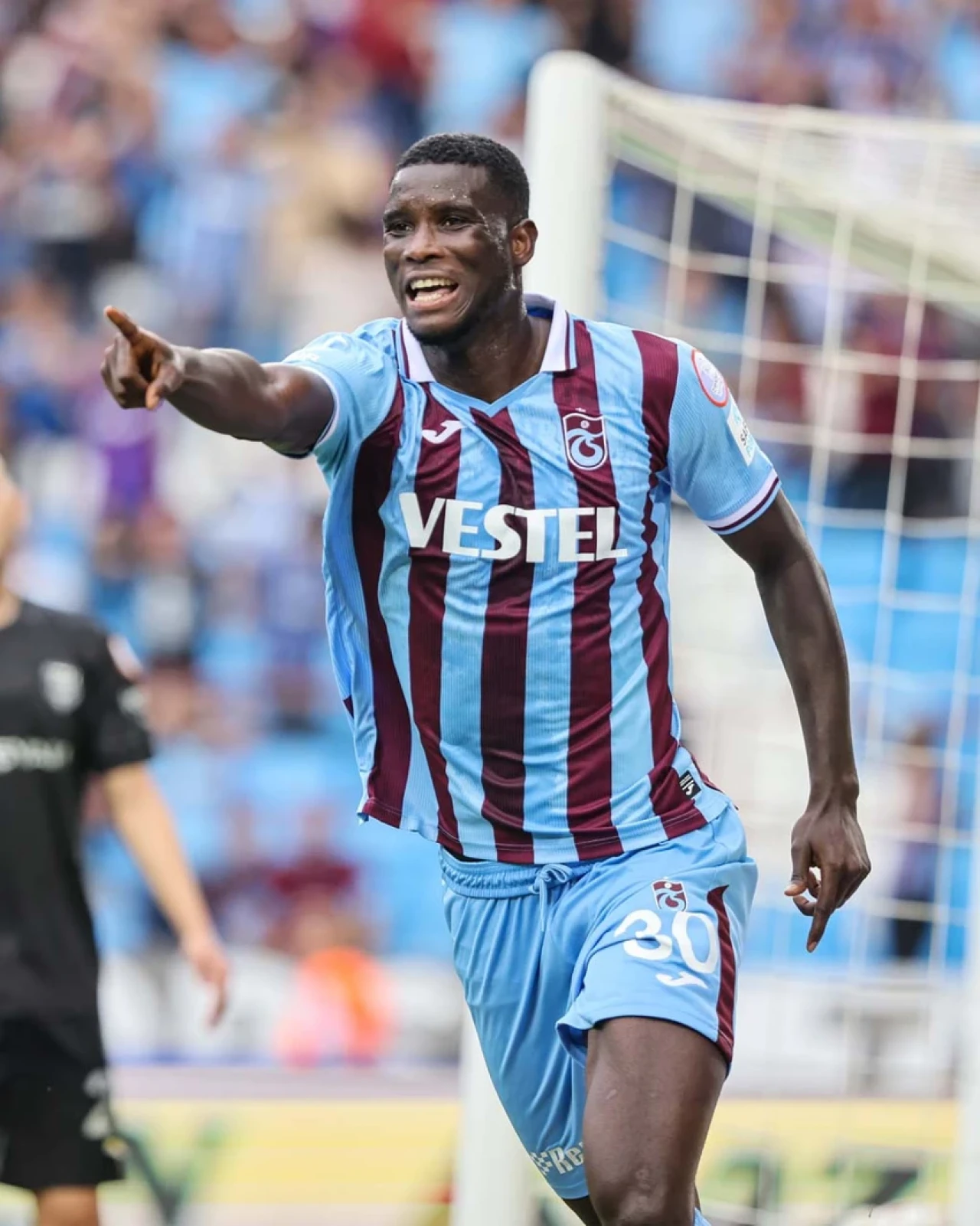 Trabzonspor Paul Onuachu'yu 7 milyon euroya transfer etti, pazartesi Trabzon'da sağlık kontrolünden geçecek.