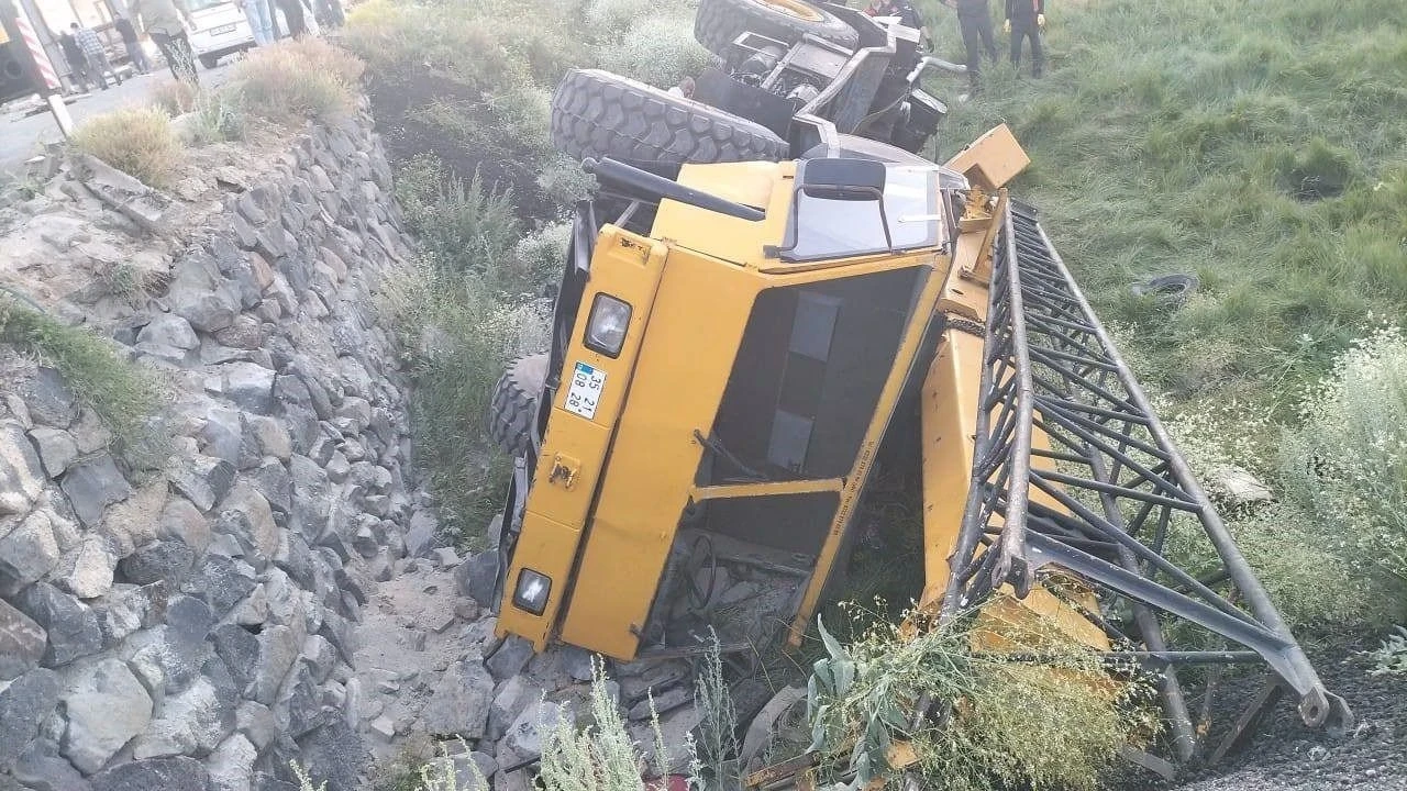 Erzurum'da vinç devrildi, operatör hayatını kaybetti: Aile yakınları sinir krizi geçirdi