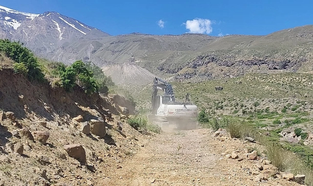 Iğdır'da, yoğun yağışlar sonrası bozuldu, yol çalışmaları hızla başlatıldı