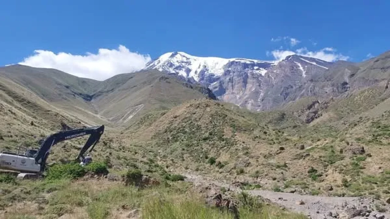 Iğdır İl Özel İdaresi, Yenidoğan Köyü ve Yayla Yolundaki Hasarları Onarıyor
