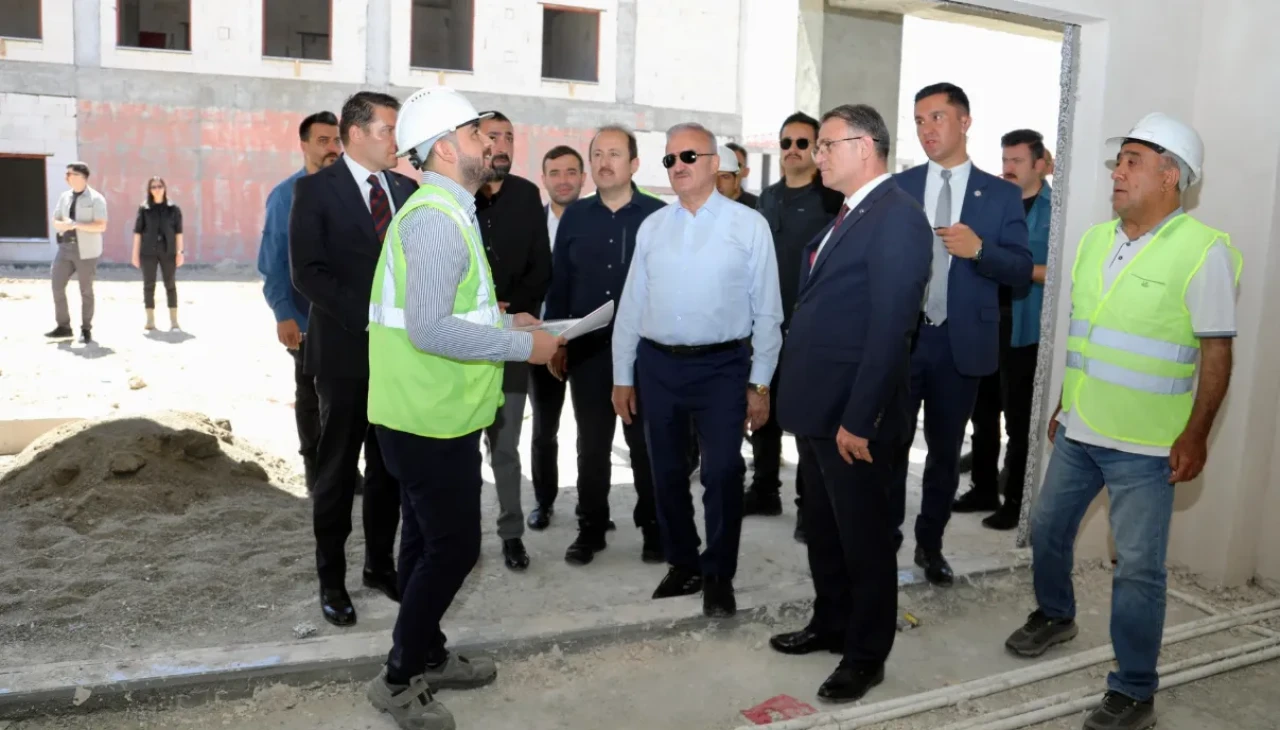 İçişleri Bakan Yardımcısı Münir Karaloğlu, Van’daki Sosyal Hizmetler Kampüsü İnşaatını İnceledi