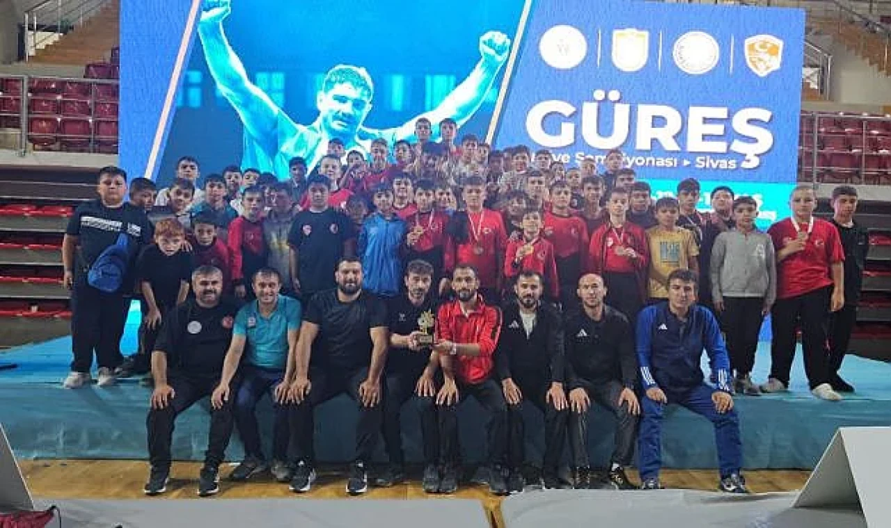 Erzurumlu sporcular Türkiye Şampiyonası'nda madalyalarla döndü, başarıları coşkuyla kutlandı!