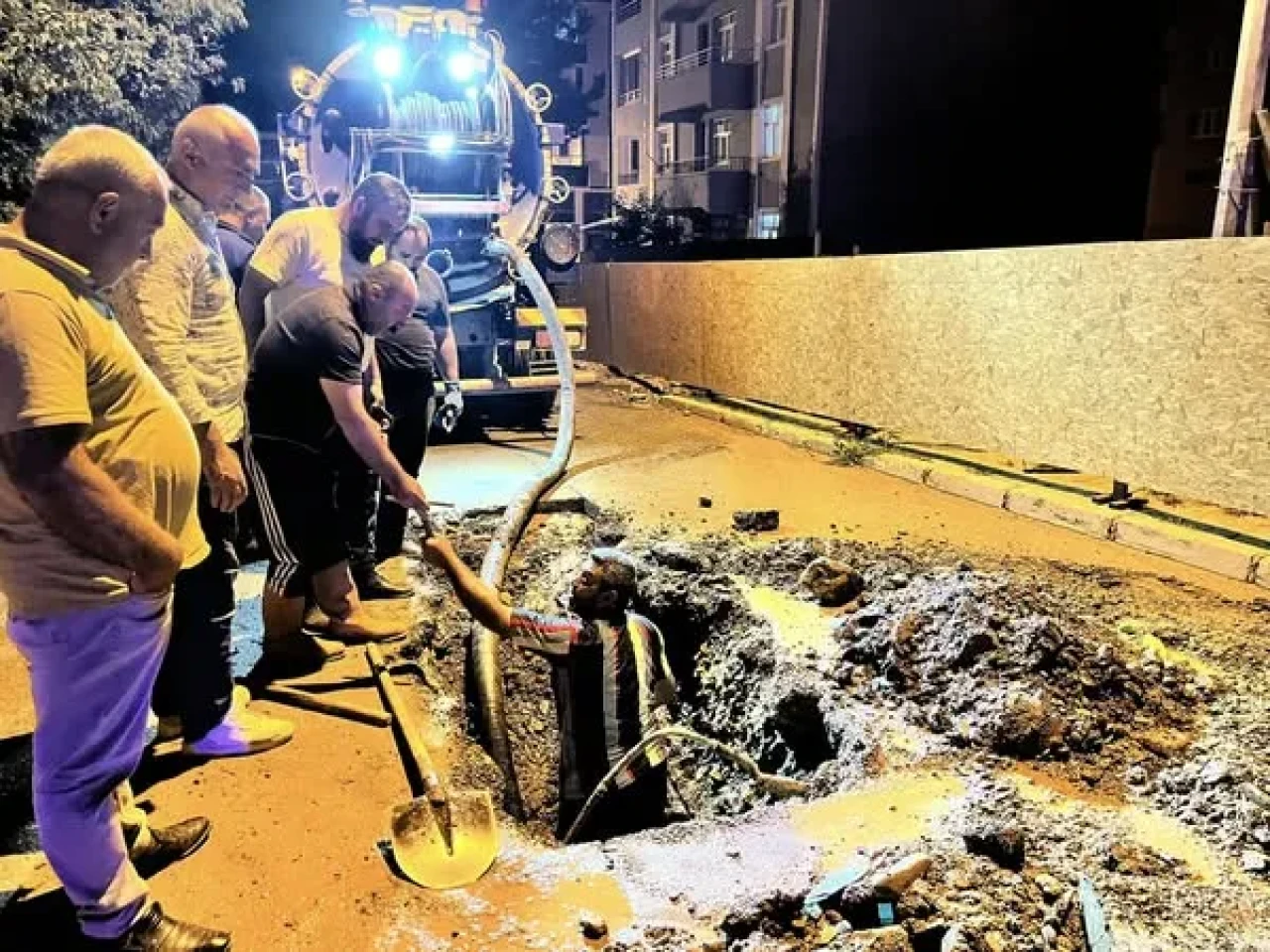 Muş Belediyesi’nden Gece Mesaisi: Su Patlağına Anında Müdahale