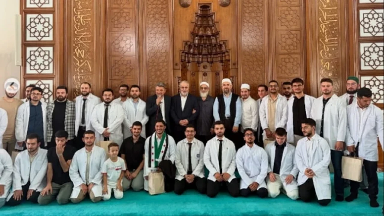 İlahiyatçıların katıldığı tıp mezuniyetinde çocuk yaştaki evlilik tartışması gündem oldu