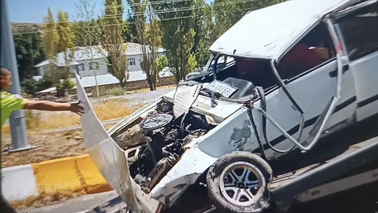Patnos'ta trafik kazası: 5 yaralı, araç teknik arızadan devrildi