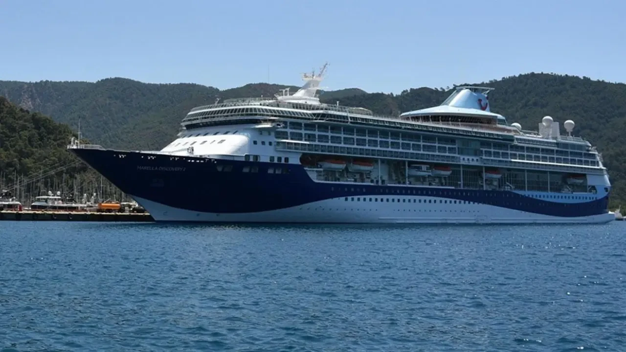 Alanya Limanı'na Marella Discovery 2 Kruvaziyeri İle Gelen 1794 Turist Coşku Yarattı