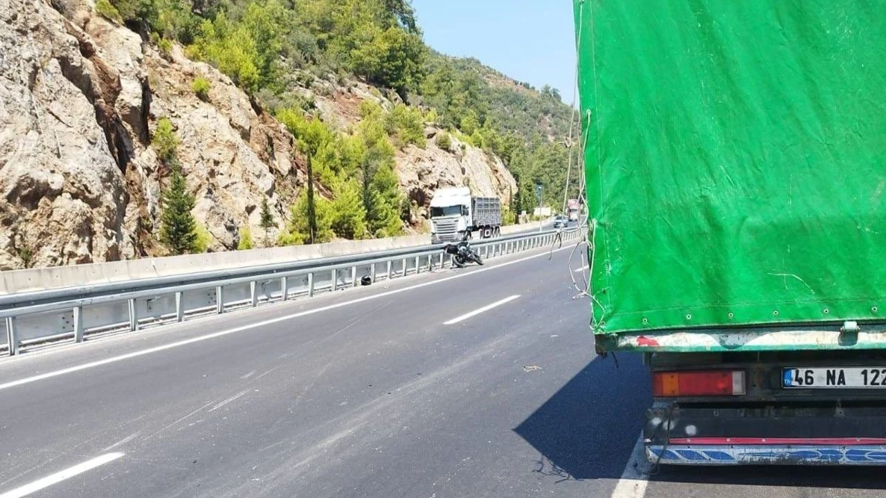 Gazipaşa'da Motosiklet Kamyonete Çarptı: 1 Yaralı, Soruşturma Başlatıldı